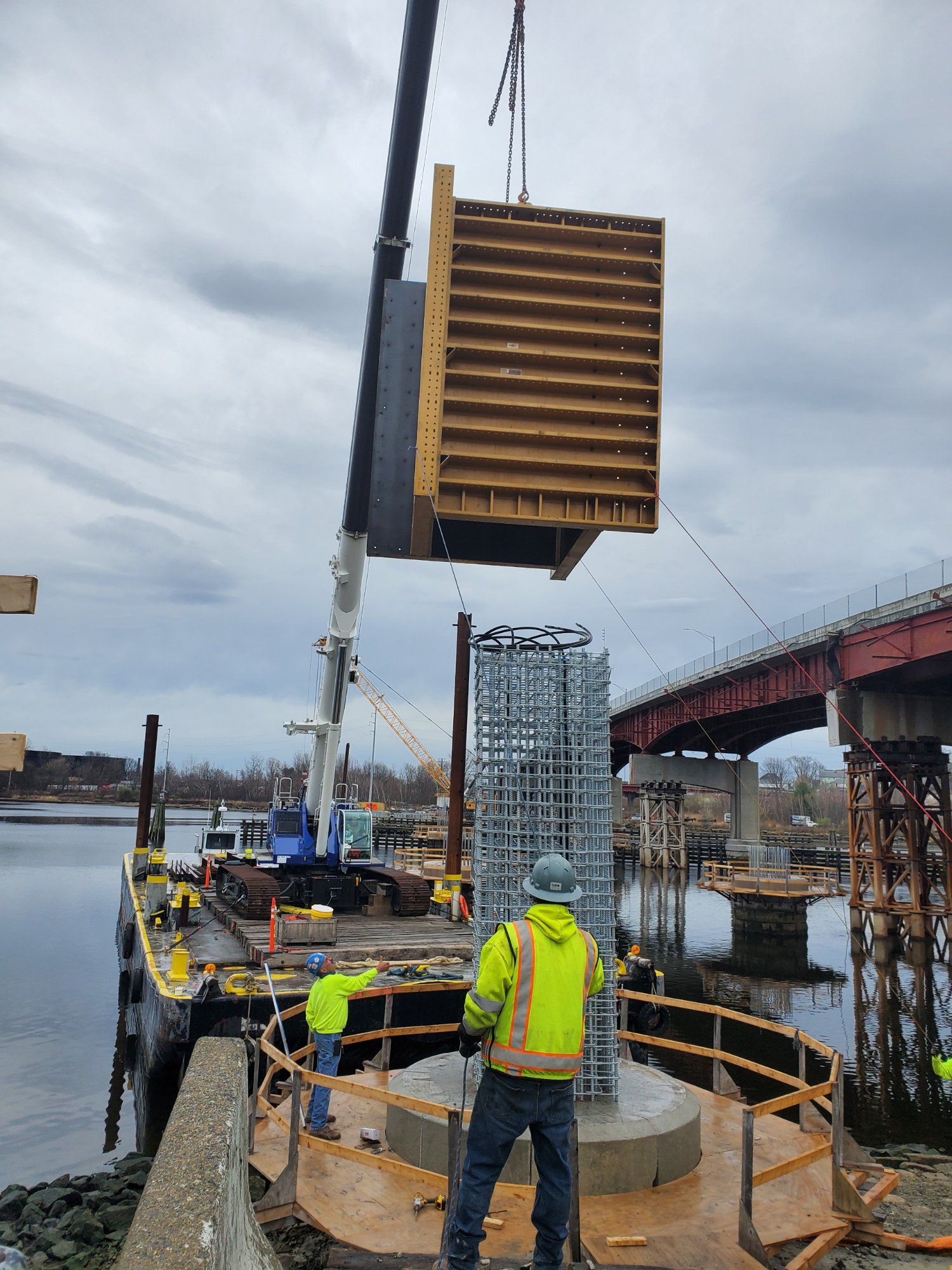 Concrete formwork and crane lifting operations