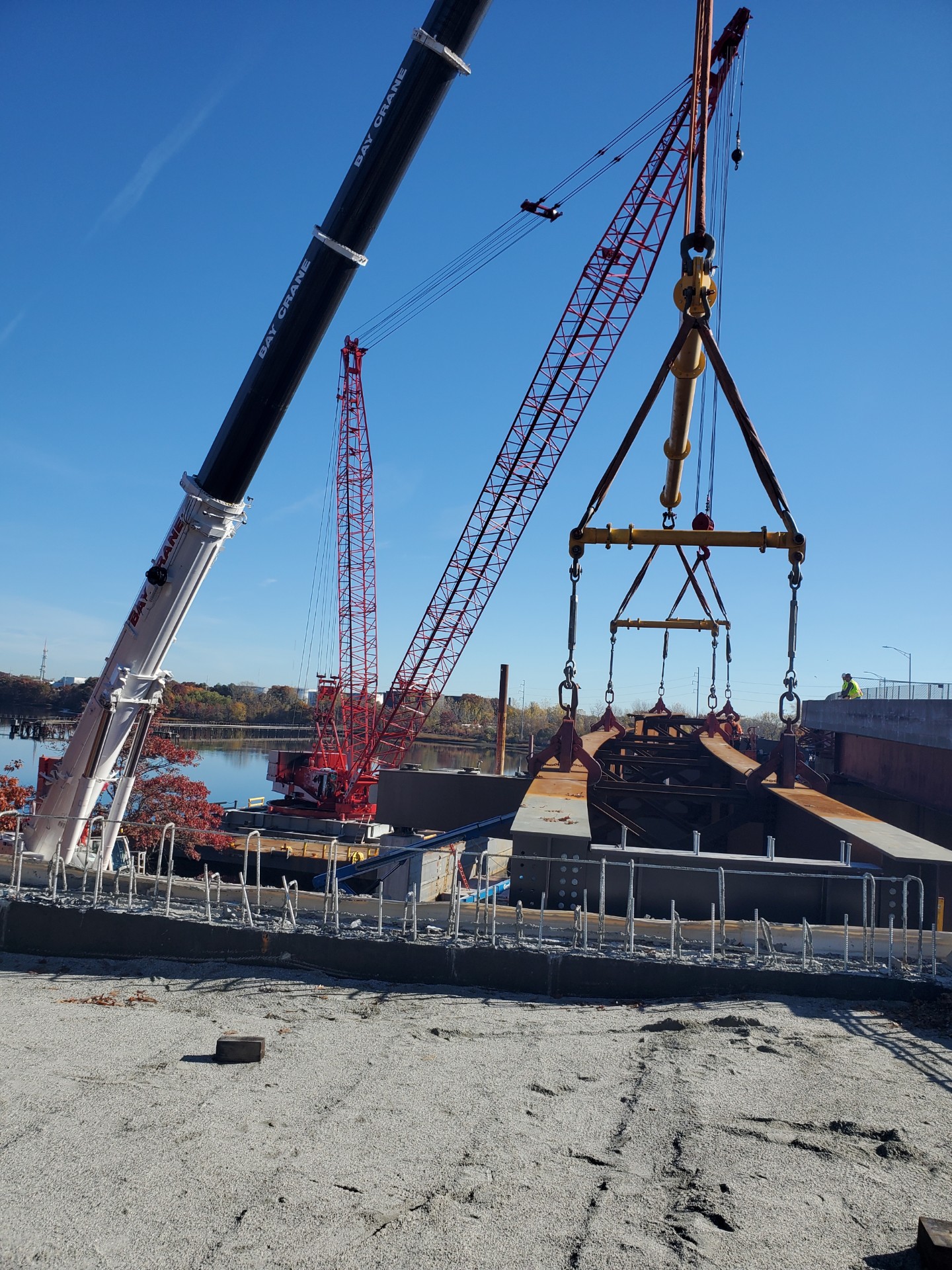 Heavy steel structural lifting with dual cranes